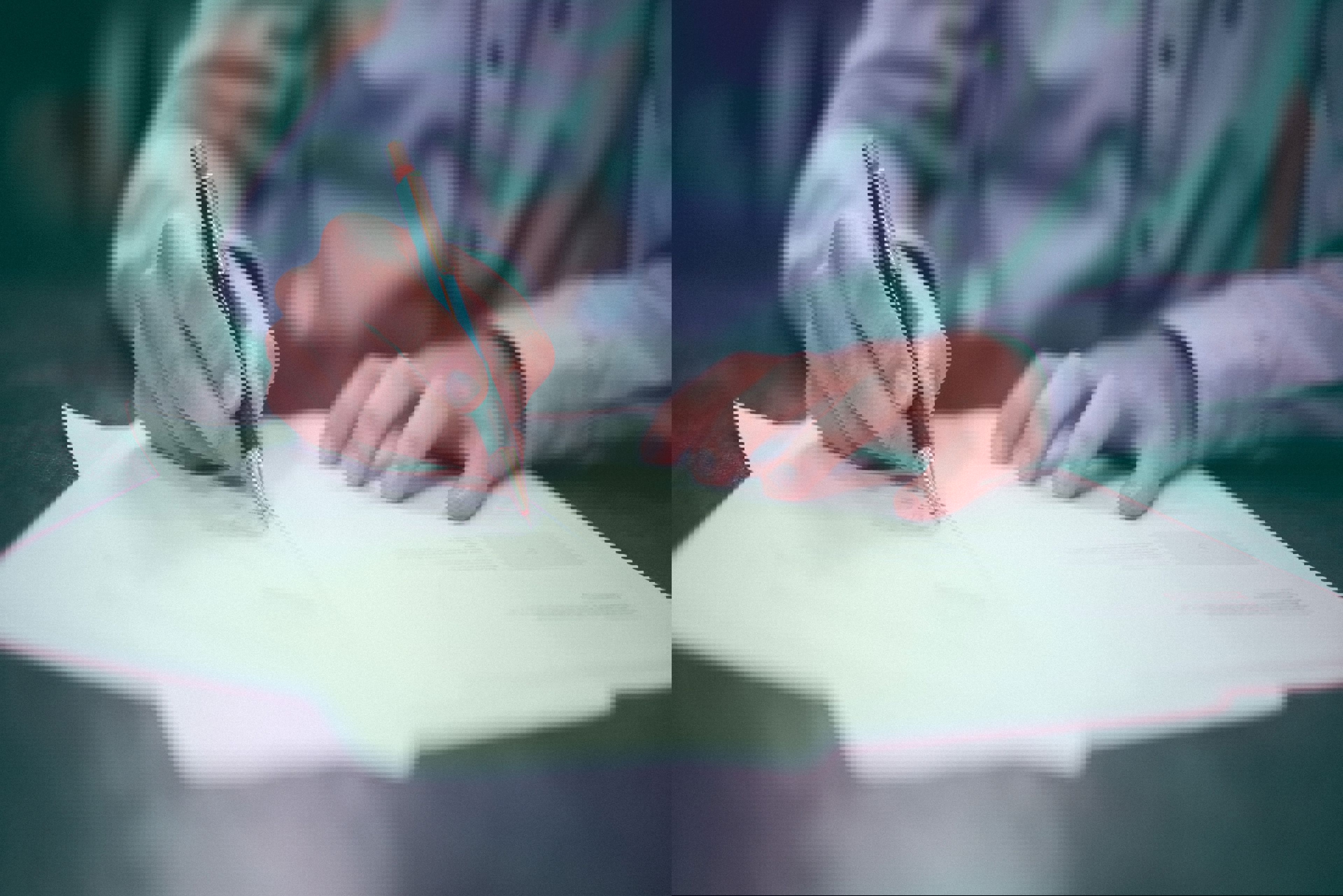 Person underskriver dokument med en kuglepen.