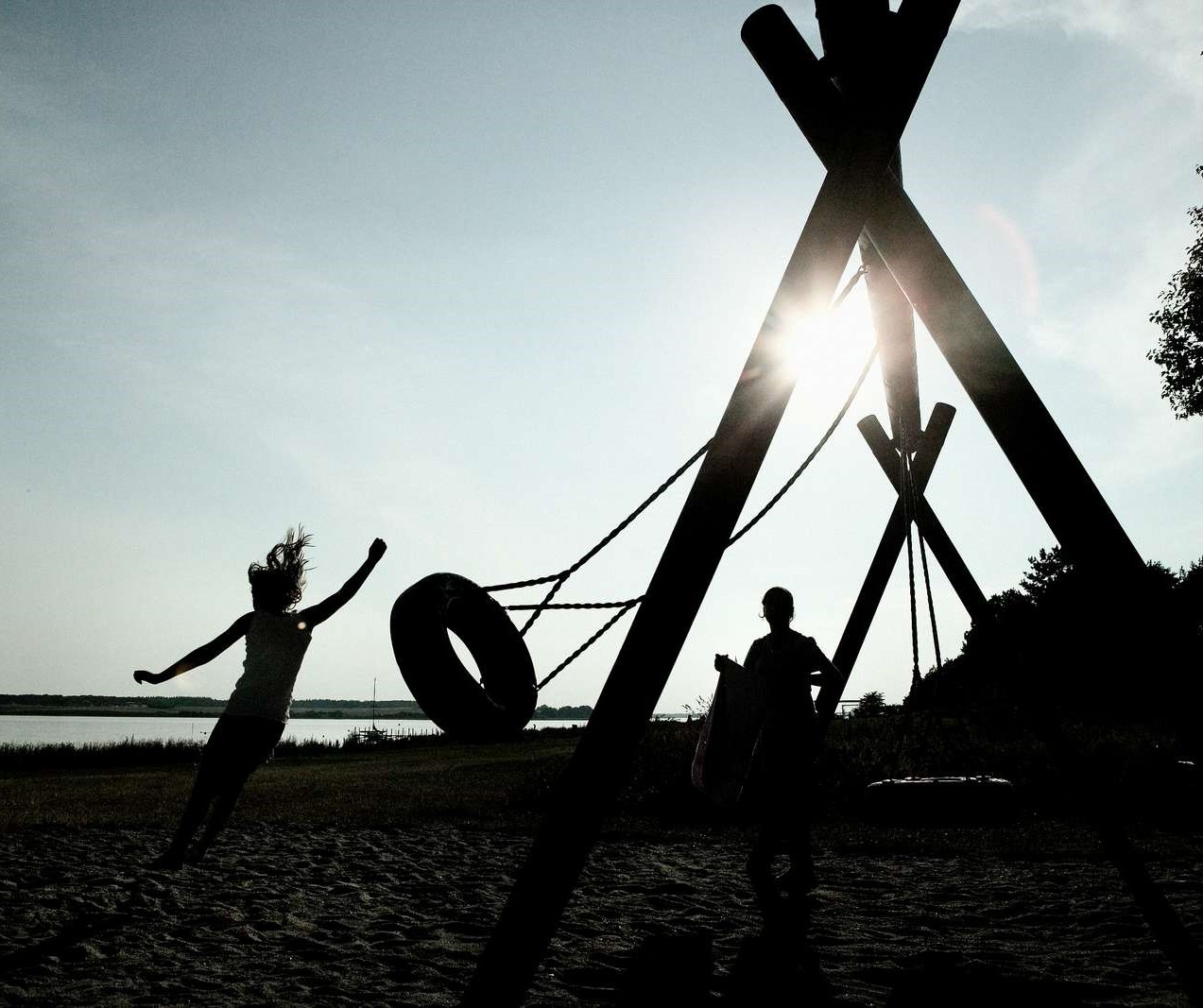 Børn der leger på legeplads