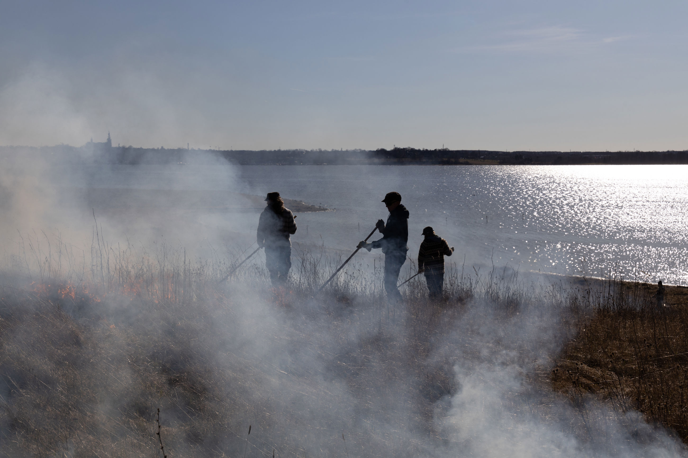 Afbrænding ved Vigen Strandpark med udsigt over fjorden og domkirken.