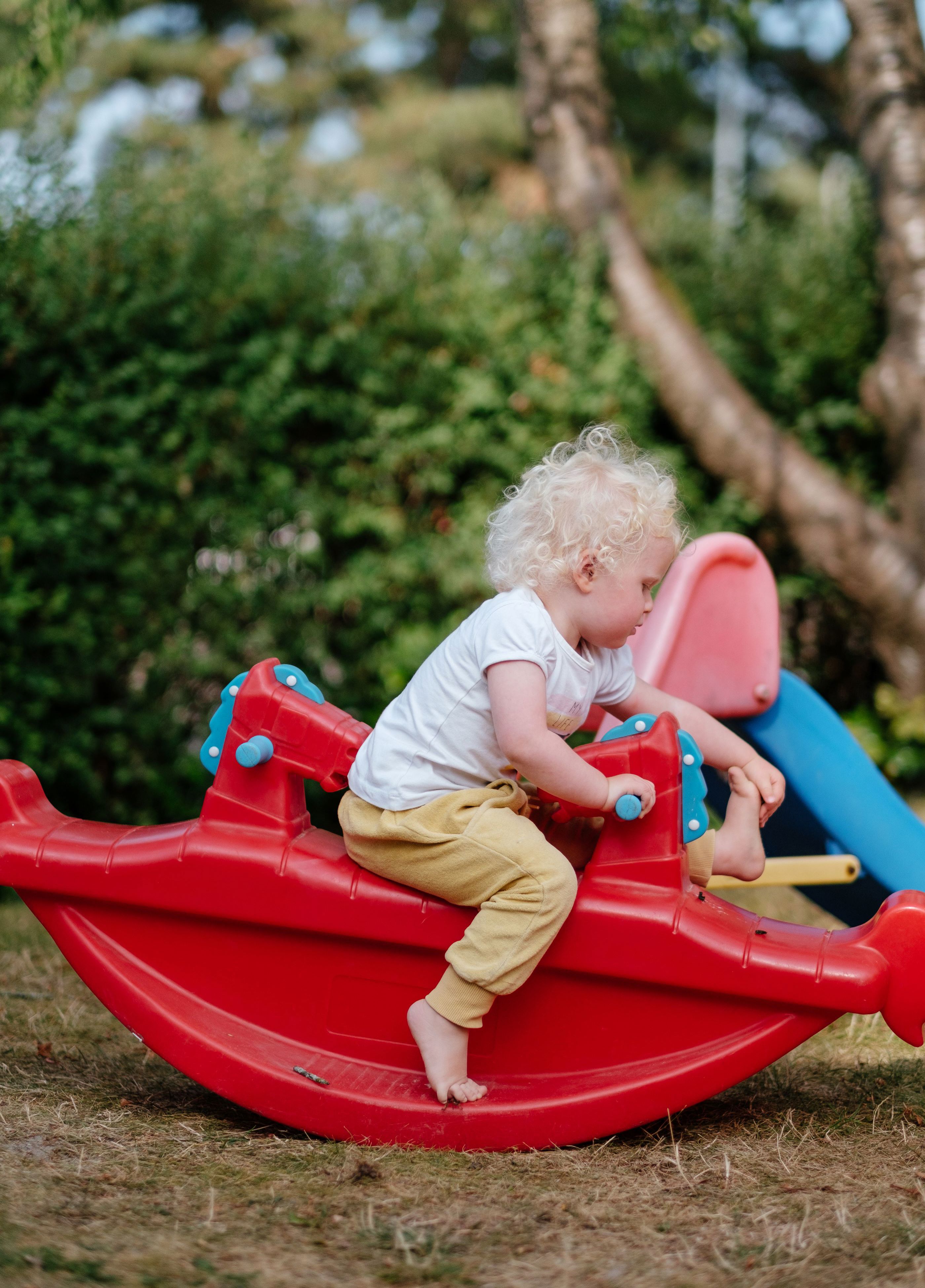 barn i vippelegetøj