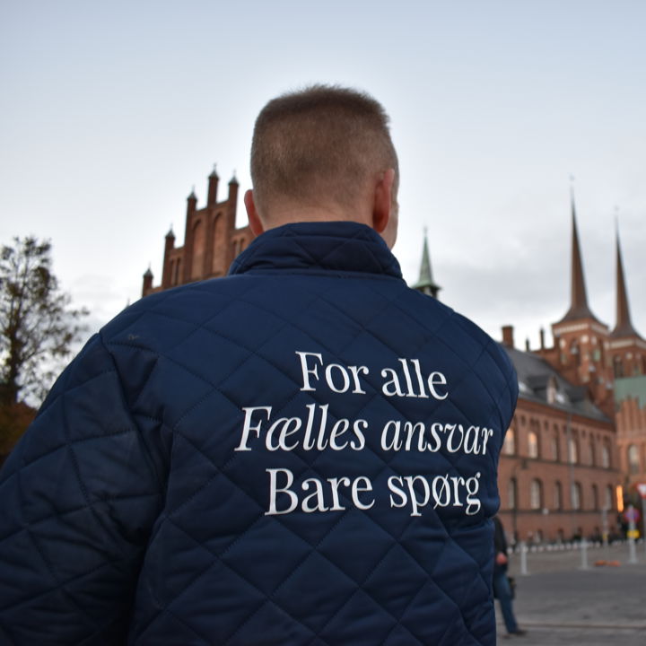 billede af husværten foran Byens hus