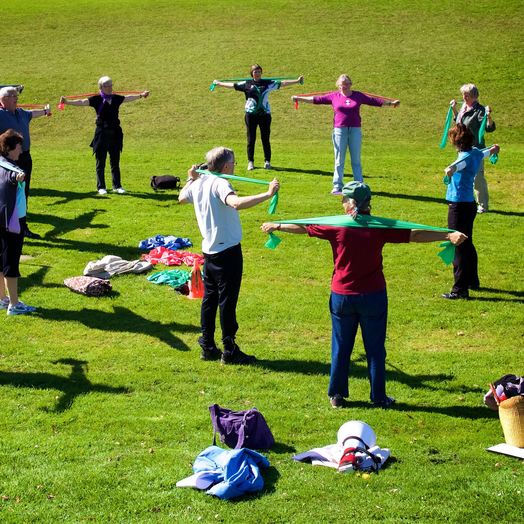 En gruppe mennesker dyrker motion i naturen.