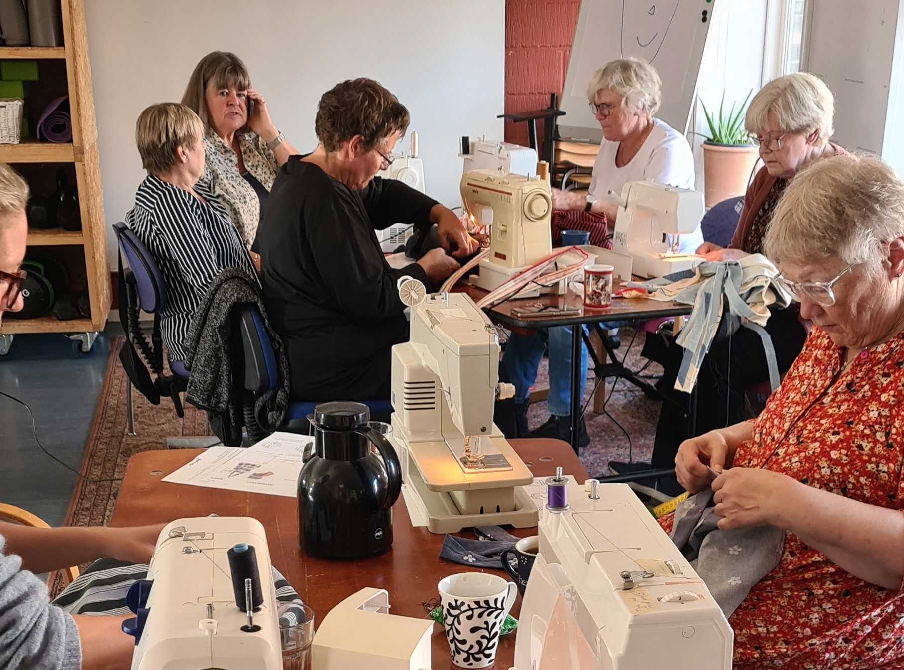 Deltagere laver muleposer på syværkstedet