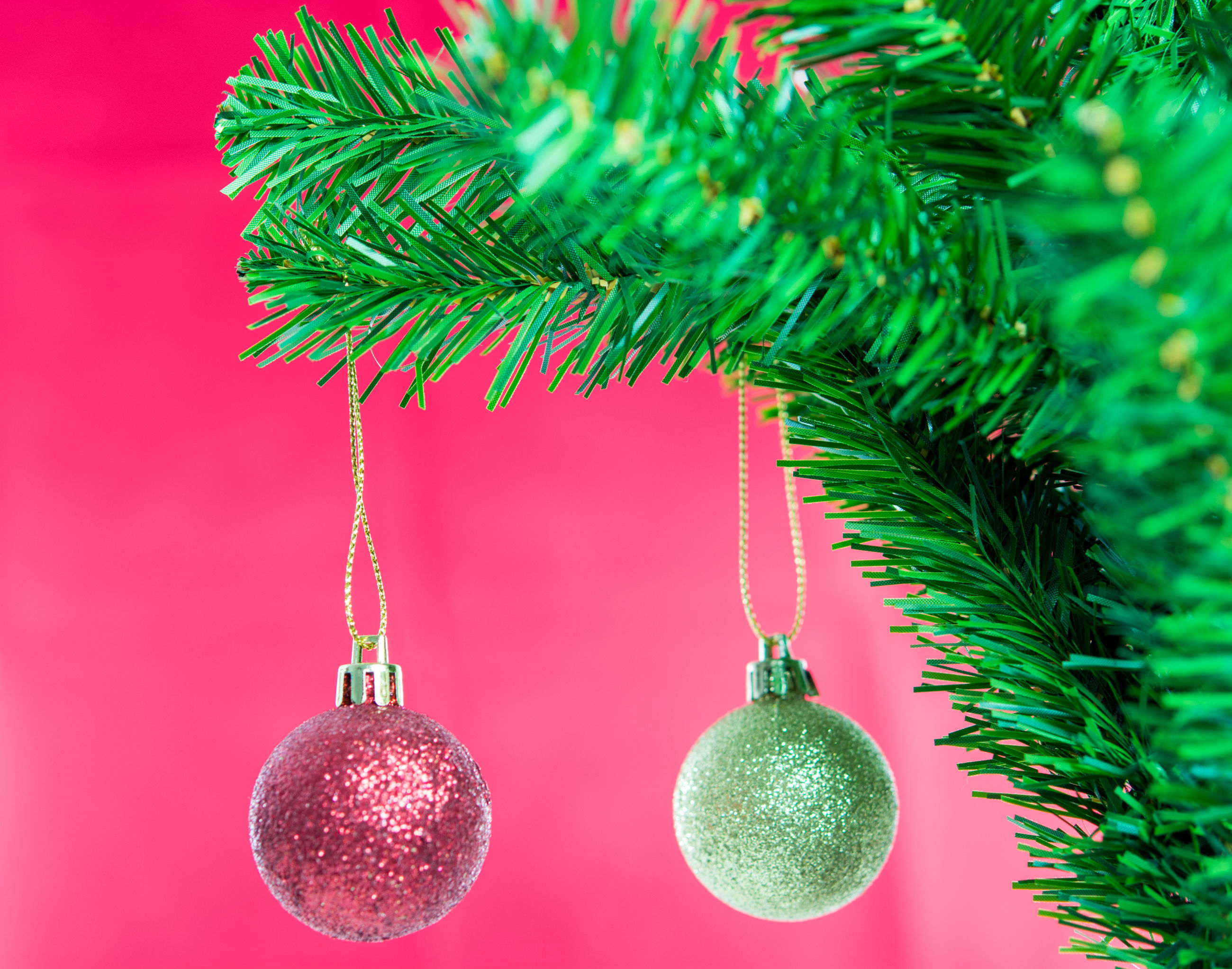 To julekugler på en gren