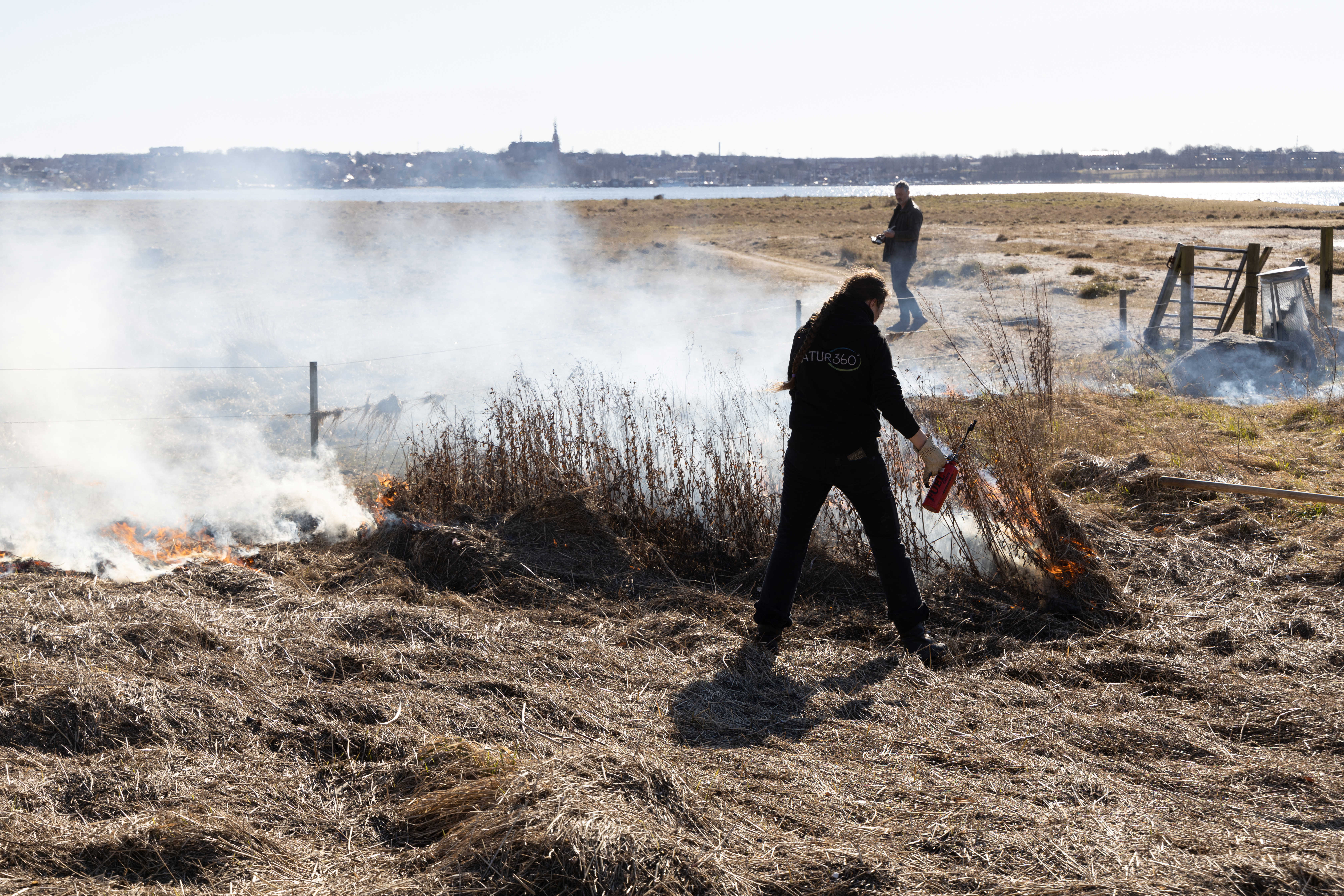 Der sættes ild til førnen med en "meget stor lighter".