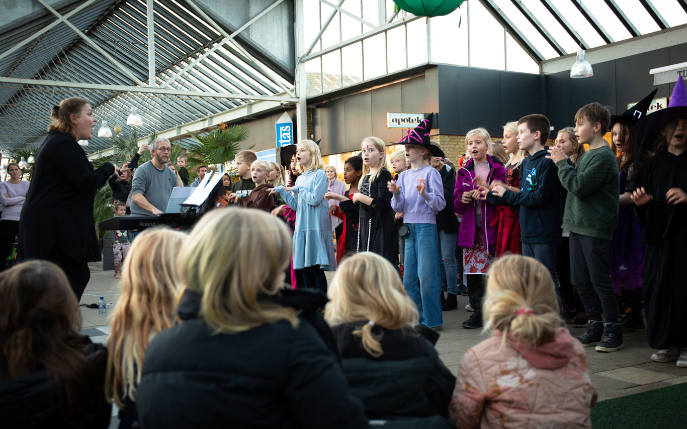 Børn der synger til Spil Dansk arrangement i Jyllingecentret