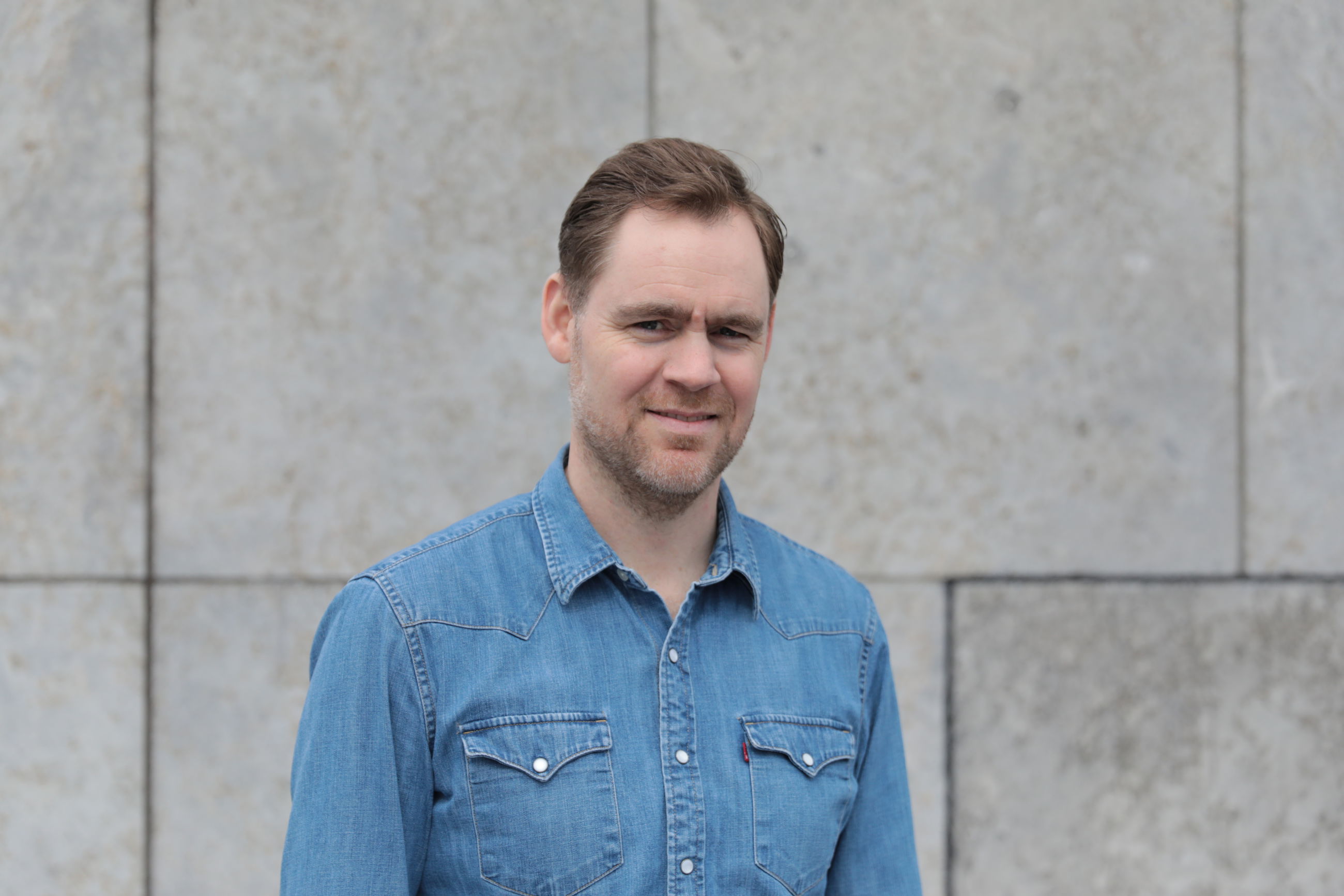 Henrik Bisp i blå denim-skjorte.